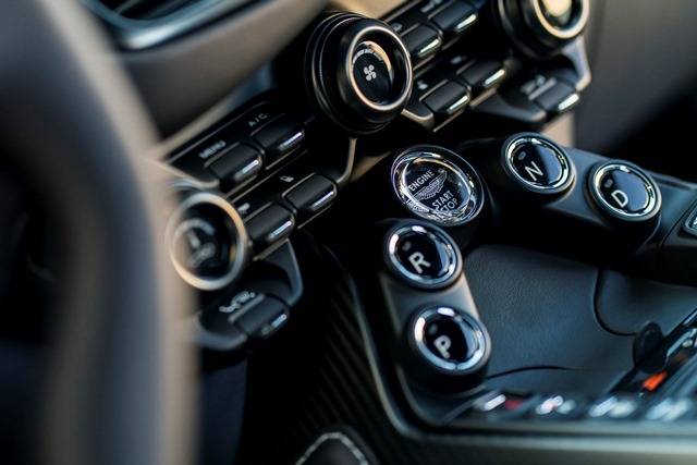 Aston_Martin_V8_Vantage_1_AML_-_Portugal (3) - klein