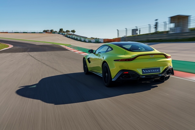Aston_Martin_V8_Vantage_Lime_Essence_-_Portimao (1) - klein