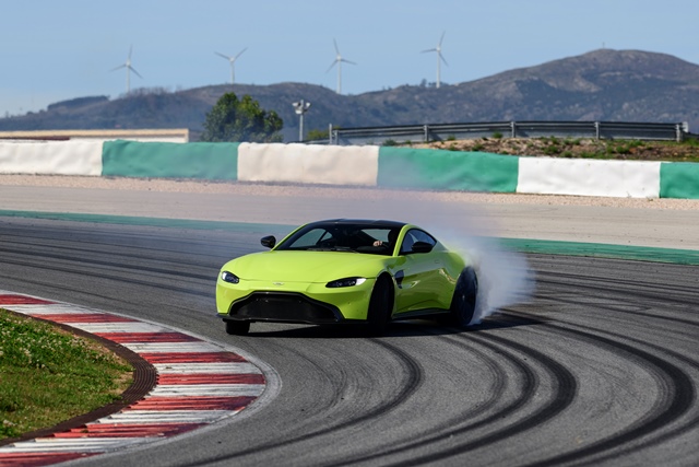 Aston_Martin_V8_Vantage_Lime_Essence_-_Portimao - klein