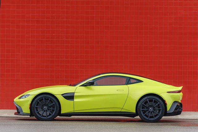 Aston_Martin_V8_Vantage_Lime_Essence_-_Portimao_5 - klein