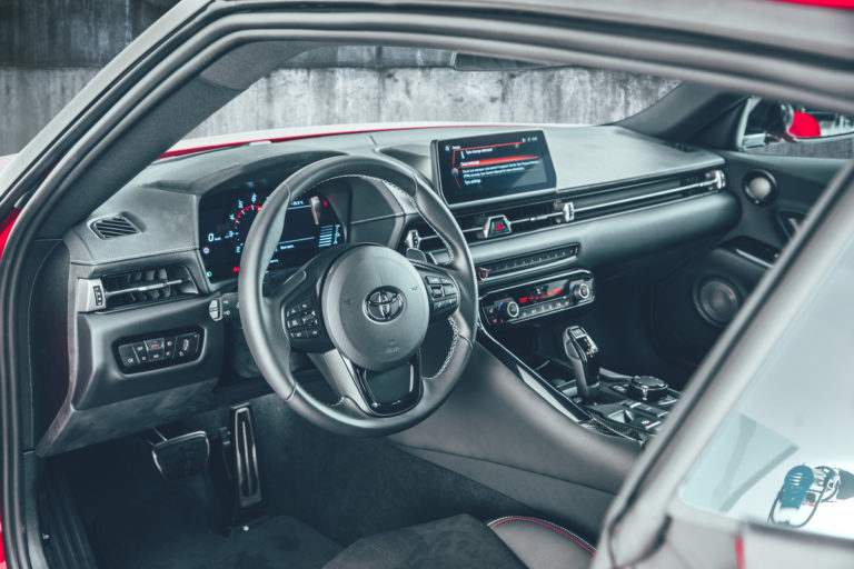 60332-toyota-supra-red-interior-lightbox_sportwagen.at