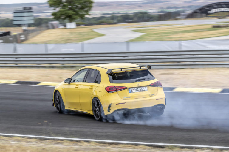 Mercedes-AMG A 45 S 4MATIC+, Sonnengelb, Leder - Nappa AMG schwarz mit gelben Kontrastziernähten;Kraftstoffverbrauch kombiniert: 8,4-8,3 l/100 km; CO2-Emissionen kombiniert: 192-189 g/km*

Mercedes-AMG A 45 S 4MATIC+, sun yellow, Leather – black, with yellow topstitching;Fuel consumption combined: 8.4-8.3 l/100 km; Combined CO2 emissions: 192-189 g/km*
