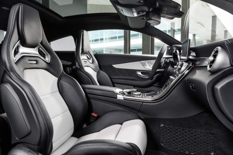 Mercedes-AMG C 63 S Coupé, Interieur: Leder kristallgrau/schwarz, AMG Performance Sitze für Fahrer und Beifahrer mit stärker konturierter Sitzform für gesteigerten Seitenhalt, integrierten Kopfstützen und AMG Plakette in den Sitzlehnen, AMG Zierteile Carbon/Aluminium mit Längsschliff hell 

Mercedes-AMG C 63 S Coupé, interior: leather crystal grey/black, AMG Performance seats More pronounced contouring of front seats for enhanced lateral support, integral head restraints and AMG badge in seat backrests, AMG carbon-fibre/light longitudinal-grain aluminum trim